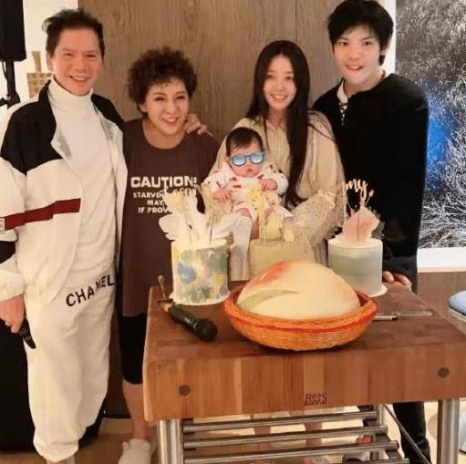 “愛狗”保鏢抱,孫女爺爺抱,向華強抱孫女的姿勢太有愛了 “愛狗”保鏢抱,孫女爺爺抱,向華強抱孫女的姿勢太有愛了