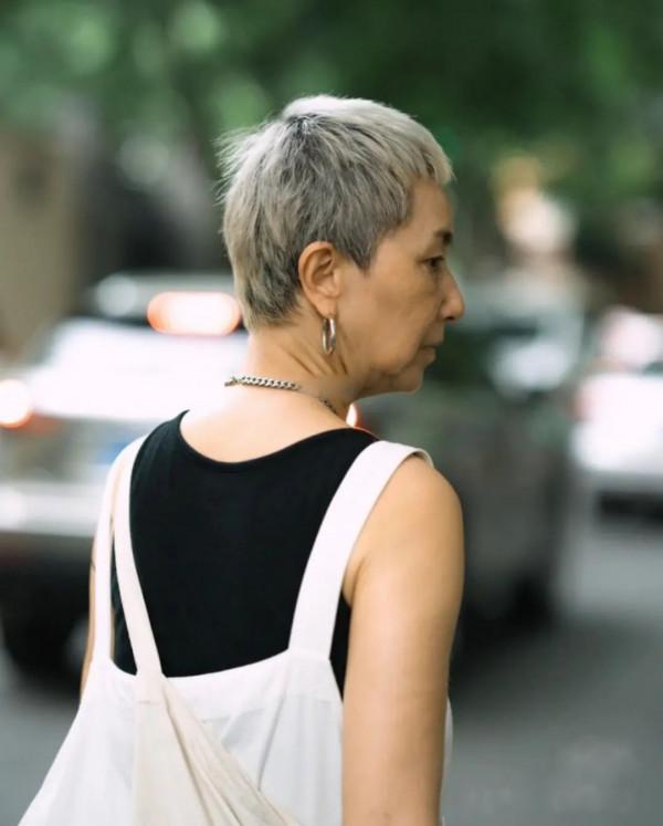 60歲上海奶奶真時髦!穿揹帶褲騎單車出門,頭上裹塊花頭巾好拉風 60歲上海奶奶真時髦!穿揹帶褲騎單車出門,頭上裹塊花頭巾好拉風