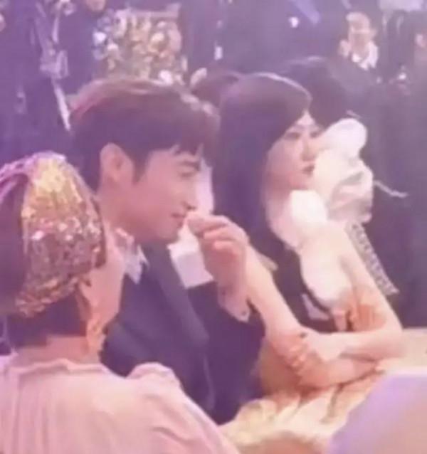 芭莎名場面又來了!合影無人敢站C位,baby遠離陳偉霆和李現互讓 芭莎名場面又來了!合影無人敢站C位,baby遠離陳偉霆和李現互讓