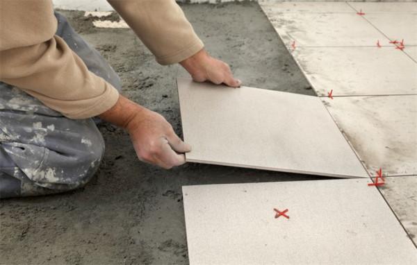 鋪瓷磚時，工人說用瓷磚膠比水泥砂漿好？別輕信，八成想坑你