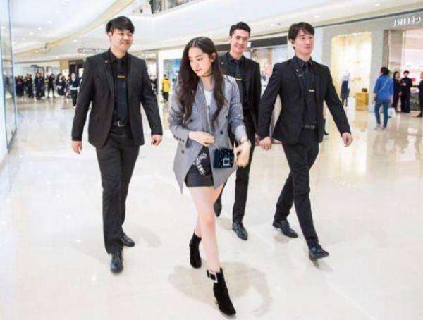 她出門只帶一名助理，歐陽娜娜出門帶3個保鏢，李湘帶15個