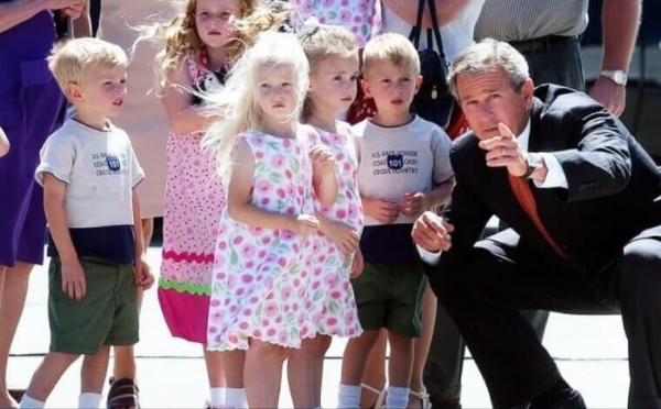 24年前，轟動世界的全球首例七胞胎，現已長大成人，離開獲贈別墅