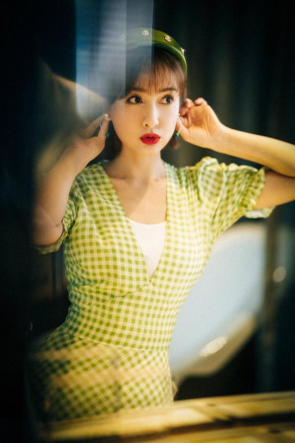 吳昕的少女感無敵了，一襲黃色格子裙清新感十足，溫柔甜美又減齡