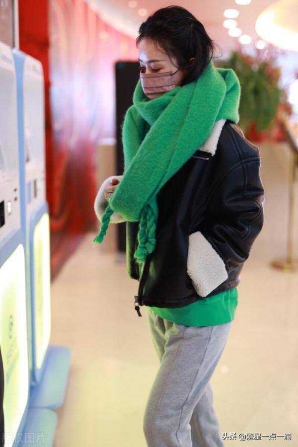 趙麗穎出道15年首次參加央視春晚彩排 穎綠圍巾搭翻領夾克 靈巧可愛