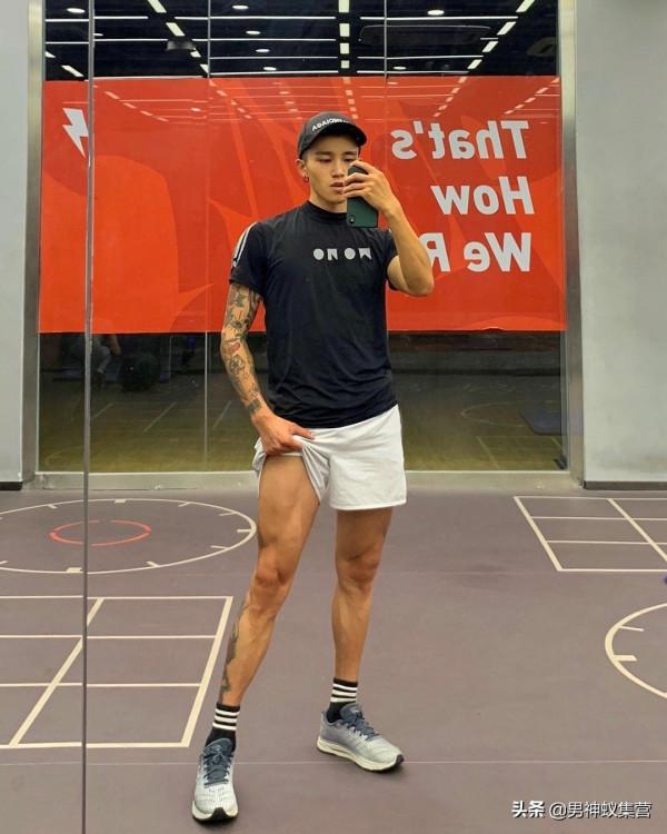 愛拼的痞帥紋身肌肉男，拽拽的他更有質感腹肌和人魚線“加身”