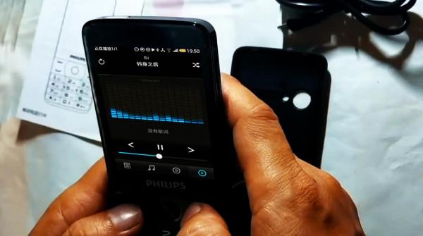記憶體和螢幕太過時，體驗飛利浦E518老人機，這個功能是亮點