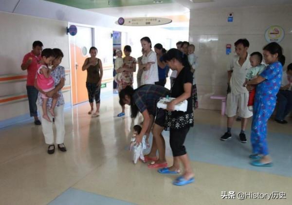 梁小小:身高54釐米,體重5斤,注射一瓶60毫升的藥水,要10小時 梁小小:身高54釐米,體重5斤,注射一瓶60毫升的藥水,要10小時