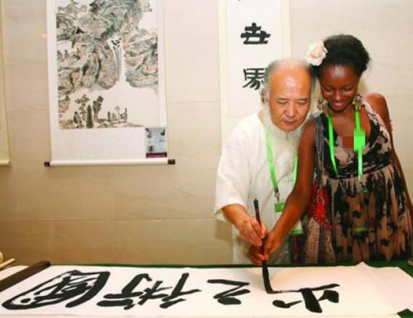 53歲畫家楊彥花費4千萬，迎娶21歲非洲大學生，生子後卻出家為僧