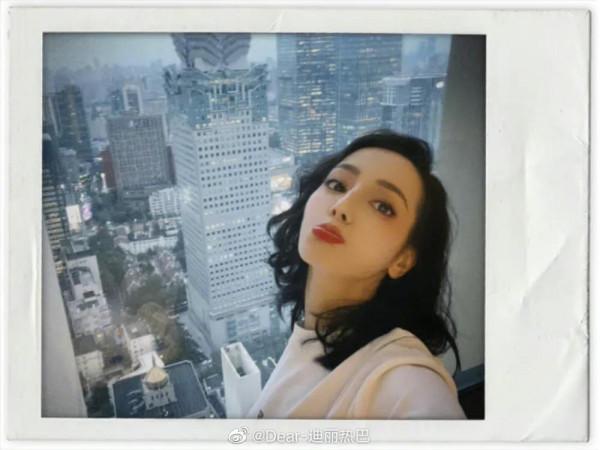 迪麗熱巴最新自拍照