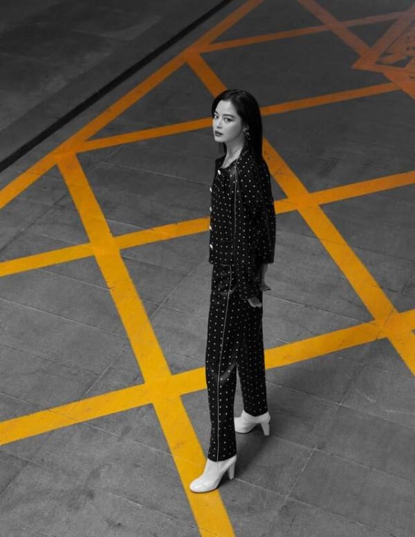 《古董局中局》首映，辛芷蕾穿皮衣套裝亮相，高挑身材藏都藏不住