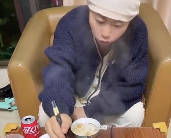 廣東一女子產後家人給她做火鍋解饞!婆婆:只要新鮮啥都可以吃 廣東一女子產後家人給她做火鍋解饞!婆婆:只要新鮮啥都可以吃