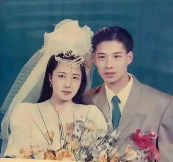 &OpenCurlyDoubleQuote;媽，你當初是怎麼看上我爸的？&rdquo;網友曬父母結婚照，讓人笑劈了