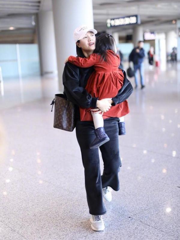 朱丹機場私服真減齡，穿闊腿褲配運動鞋，嘟嘴賣萌模樣哪像38歲？