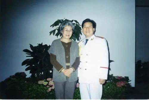 84歲歌唱家住養老院16年，子女背上罵名，背後原因讓人感動