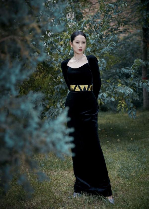 海清的高階感藏不住了，鏤空毛衣搭配針織裙，簡直就是&OpenCurlyDoubleQuote;逆生長&rdquo;