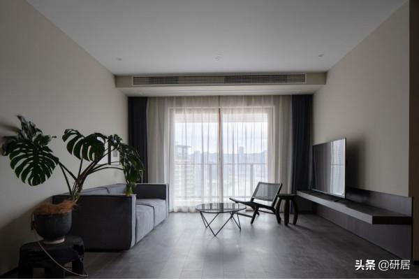 她家不豪華，氛圍很清淨，進屋就被治癒了，這正是我一直想找的家