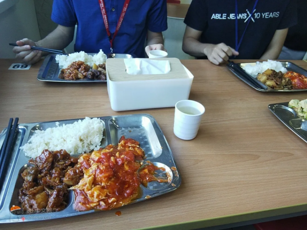 日本網民吐槽:中國員工食堂僅需7元(120日元)的公司餐太讚了 日本網民吐槽:中國員工食堂僅需7元(120日元)的公司餐太讚了