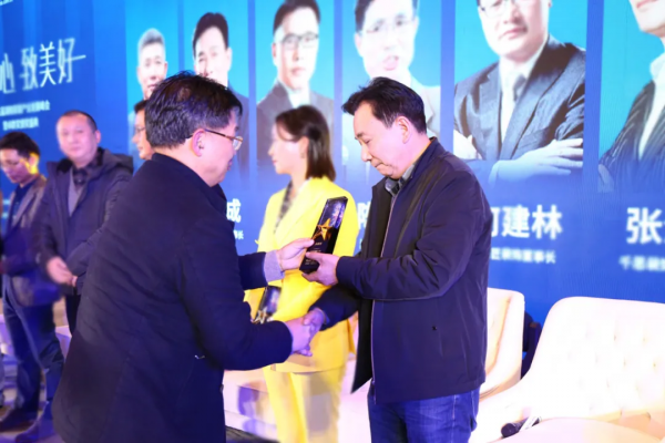 以匠心，致美好丨美迪裝飾榮獲“湖南家裝標杆品牌獎”，董事長鍾菊成獲“行業年度領袖人物獎”