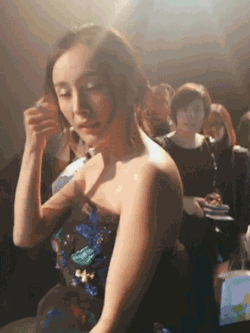 楊冪伸脖似鴕鳥,鹿晗關曉彤像老大爺,儀態差,顏值再高也白搭 楊冪伸脖似鴕鳥,鹿晗關曉彤像老大爺,儀態差,顏值再高也白搭