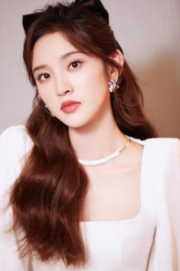 唐藝昕奶白色長裙