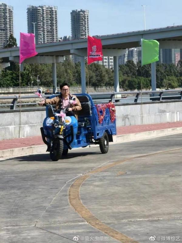 麻花全員騎三蹦子，沈騰馬麗上班好接地氣兒