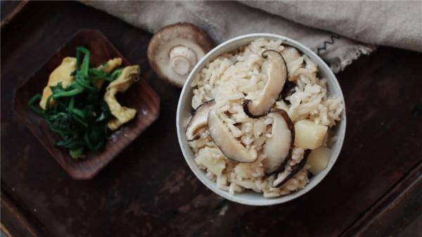 就是這樣一碗簡單的香菇土豆油飯,讓你吃了還想吃 就是這樣一碗簡單的香菇土豆油飯,讓你吃了還想吃