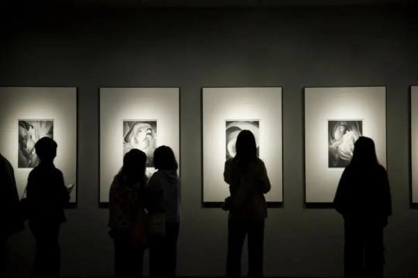 面對新一輪防控，用什麼姿勢看藝術？| 藝術栗子