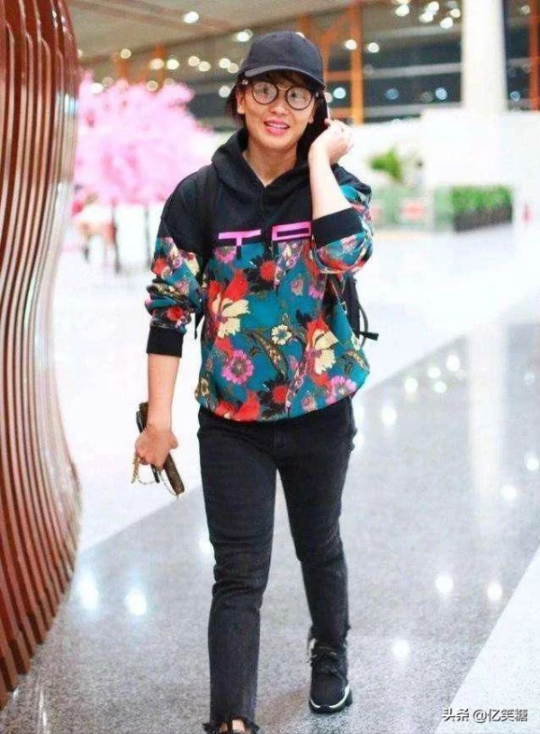 抓拍的劉濤才最真實，臉部面板鬆垮也下垂，離開修圖腿短了一半