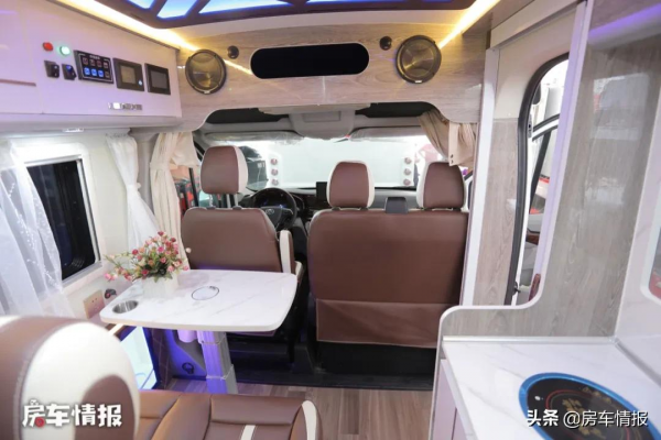 適合老兩口的新款大通V90房車，加入桃木裝飾家電全齊，定價厚道