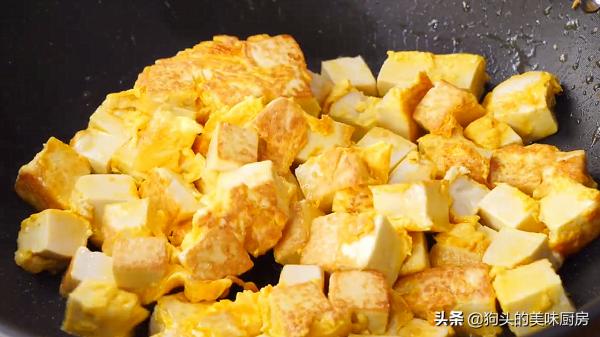 豆腐這樣做太好吃了，淋2個雞蛋，一週能吃3回，挑食的人都愛吃