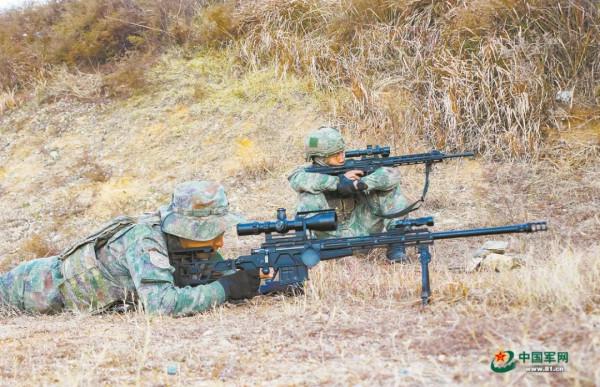 191加202！解放軍雷神突擊隊雙狙組亮相，點338高精大狙一步到位