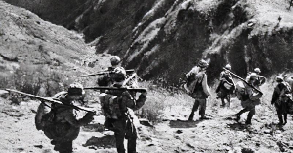 抗戰勝利，皮定均揮師南下，不知來歷的年輕人緊跟，皮有些危難了