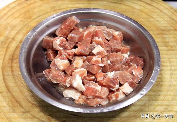 豬肉新吃法，切成肉丁拌上黑椒汁，外酥裡嫩，口感比燒烤還要好吃