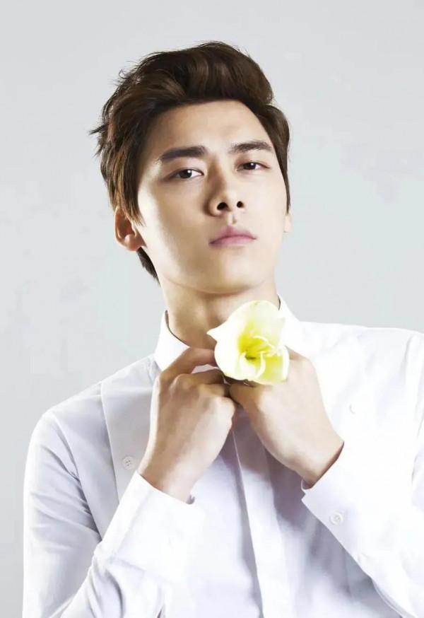 頂級男神李易峰，簡直帥成一道光