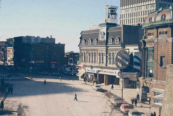 把百年建築「拆」得只剩一面牆