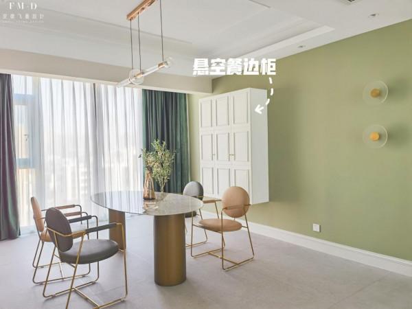 若是再裝餐邊櫃，一定要上不到頂，下不著地，“不接地氣”更好用