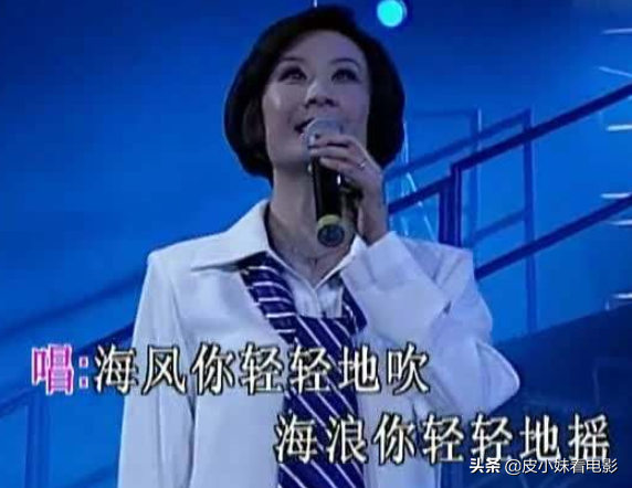 蘇小明：一首《軍港之夜》爆紅，巔峰時隱退出國，如今過得如何？