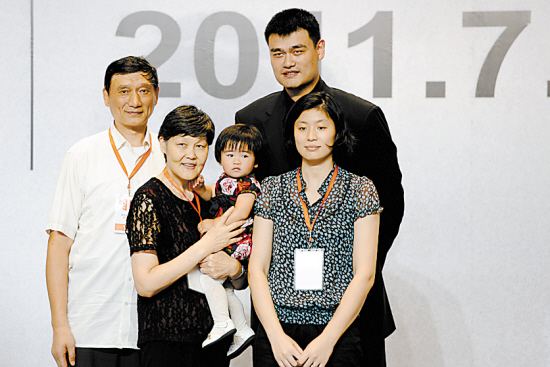 姚明帶女兒吃飯被偶遇，11歲姚沁蕾超爸爸胳膊肘，比成年人都要高