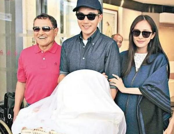 楊冪7歲女兒近況,與同學相處融洽,父母不在身邊跟奶奶過中秋 楊冪7歲女兒近況,與同學相處融洽,父母不在身邊跟奶奶過中秋