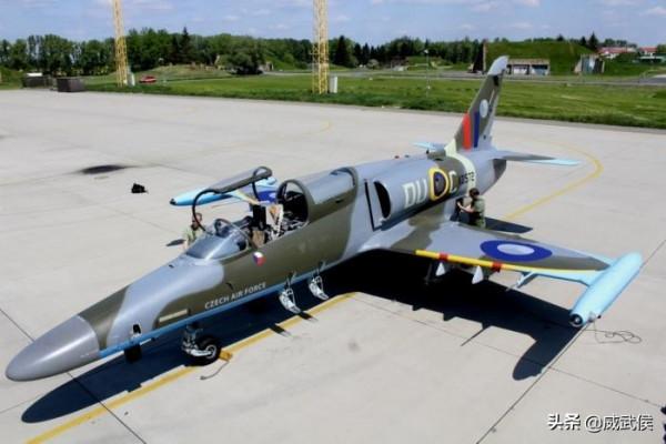 迪拜航展上兩大國產教練機，換了面板有點狠