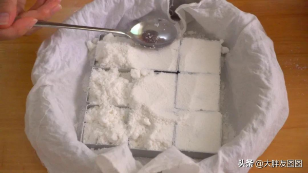 配方揭秘！小方鬆糕簡易做法，這種軟撲撲的感覺，誰吃誰喜歡