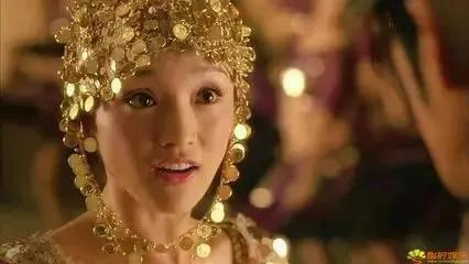 用每年一張劇照的形式，呈現周迅17歲至47歲出道30年的容貌變化