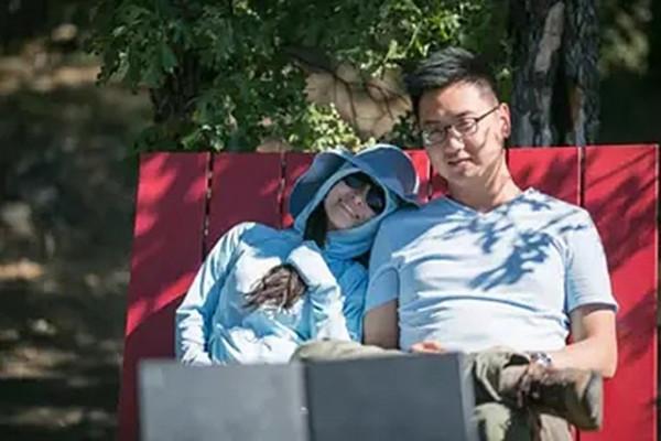 她在汶川地震中喪女失腿,6年後再嫁華裔學霸,今兒女雙全很幸福 她在汶川地震中喪女失腿,6年後再嫁華裔學霸,今兒女雙全很幸福