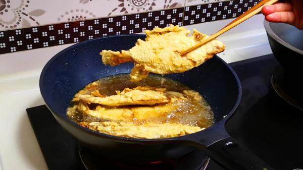 炸魚時，最忌直接下鍋炸，教你正確做法，魚又酥又脆不腥氣，真香