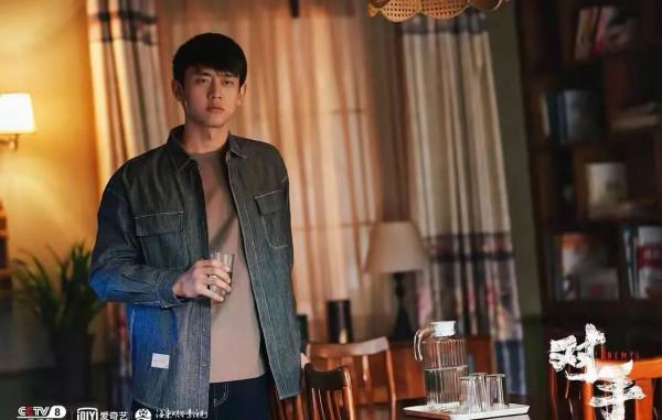 顏丙燕郭京飛譚卓寧理 老戲骨上演現代版懸疑諜戰 按頭安利《對手》