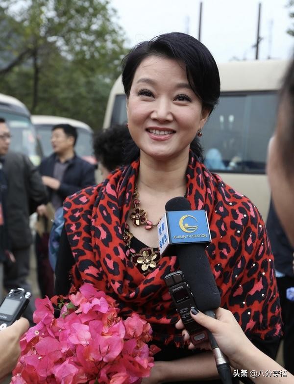 歲月從不敗美人,宋祖英穿藍綠色蕾絲裙性感又高階,哪像55歲的人 歲月從不敗美人,宋祖英穿藍綠色蕾絲裙性感又高階,哪像55歲的人