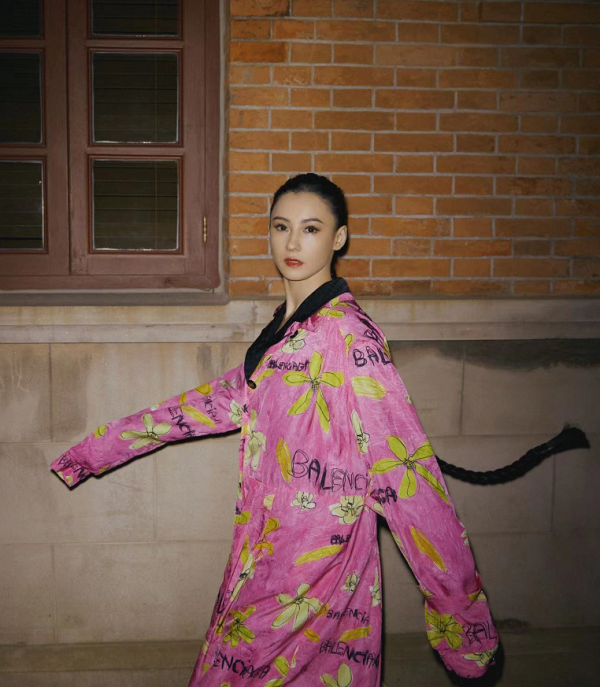 一個比一個P得狠!離開了打光和精修,女明星們到底長什麼樣? 一個比一個P得狠!離開了打光和精修,女明星們到底長什麼樣?