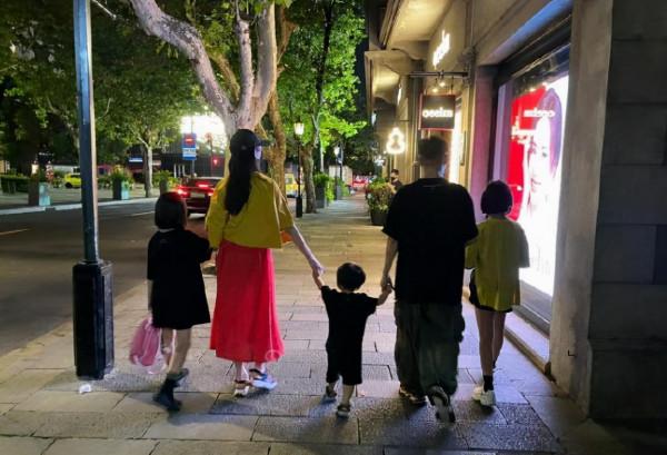 港星定居內地，在北京的富足，上海的熱衷綜藝，廣東的直播賣貨