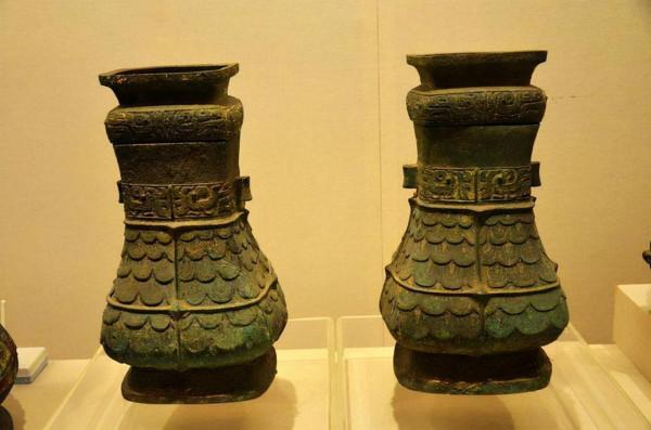 村民偶然挖出18件青銅器,原以為“犯了法”,專家卻獎勵他400塊 村民偶然挖出18件青銅器,原以為“犯了法”,專家卻獎勵他400塊