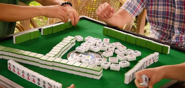 成都理工大學師生聯合打麻將，官方回應：停業整頓，網友：不作為